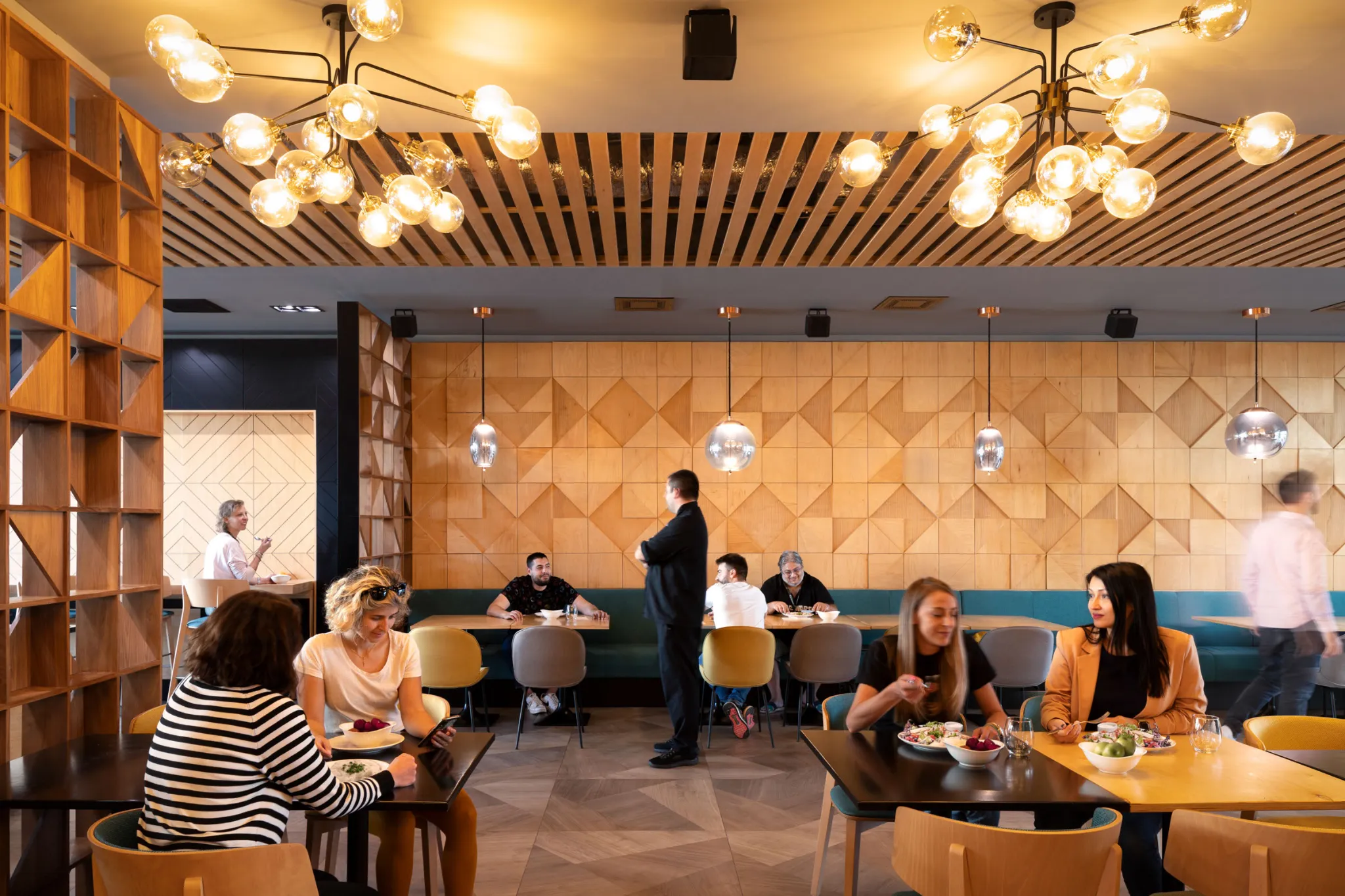 hq-restaurant-1-1787745232234.webp